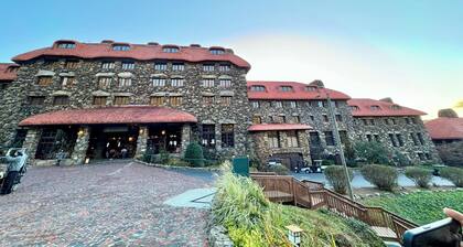 Mountain Cottage 15 mins from Asheville, hiking, Biltmore, waterfalls, weddings!