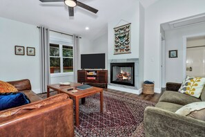 Smart TV, chimenea y libros 