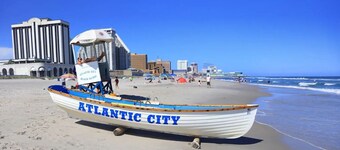 AMAZING! 5BR Luxury Escape, Steps to beach, Casinos, Boardwalk, Pet Friendly