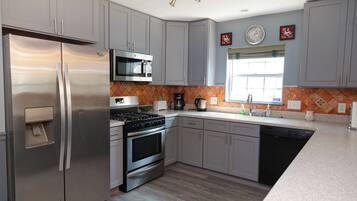 Een koelkast, een magnetron, een oven, een kookplaat