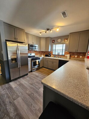 Réfrigérateur, micro-ondes, four, plaque de cuisson