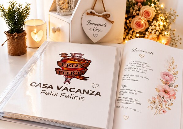 A book with 'CASA VACANZA Felix Felixis' on the cover. - Felix Felicis holiday home (Catania)