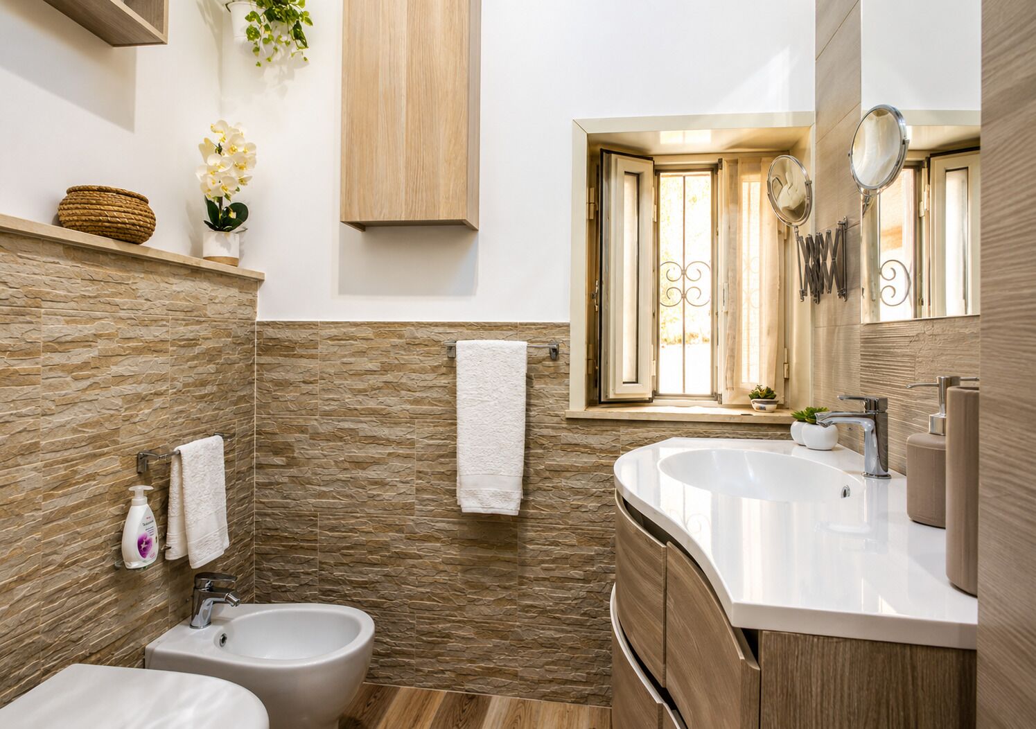 Shower, hair dryer, bidet, towels