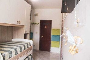 3 bedrooms, in-room safe, desk, iron/ironing board