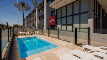 Una piscina al aire libre de temporada