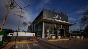 A modern hotel building with a prominent sign reading "FUENTE MAYOR HOTELES". - Fuente Mayor Hotel Terminal (Mendoza)