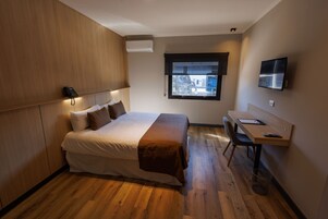 Standard Room, 1 Bedroom | In-room safe, desk, blackout drapes, iron/ironing board