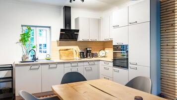 KylskÄp, spishÀll, diskmaskin och kaffe- och tebryggare
