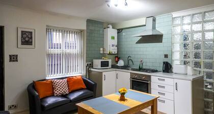 Unique 2-bed Cottage Flat in Headingley, Near Universities and Shops, Ground