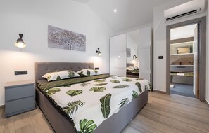 3 chambres, coffres-forts dans les chambres, fer et planche à repasser