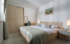 2 chambres, coffres-forts dans les chambres, lit parapluie