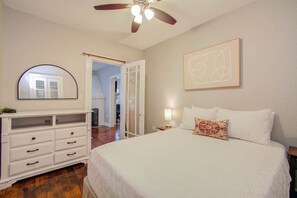 3 bedrooms, desk, iron/ironing board, WiFi - 5 minutes from the Museums & the Med Center! (Houston)