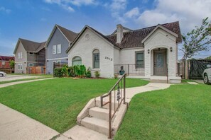 Exterior - 5 minutes from the Museums & the Med Center! (Houston)