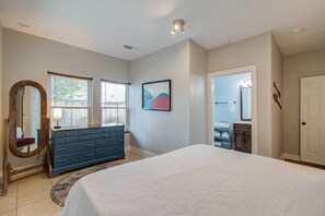 3 bedrooms, desk, iron/ironing board, WiFi