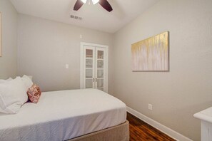 3 Schlafzimmer, Schreibtisch, Bügeleisen/Bügelbrett, WLAN