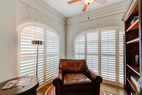 TV, fireplace - 5 minutes from the Museums & the Med Center! (Houston)