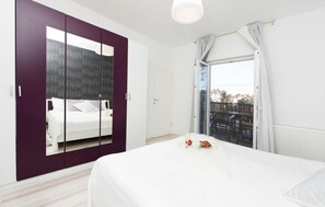 5 bedrooms, free WiFi, bed sheets - Lovely home in Zadar with WiFi (Zadar)