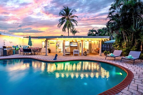 NEW 3Bed by the Beach- Game Room - Pool - Outdoor TV