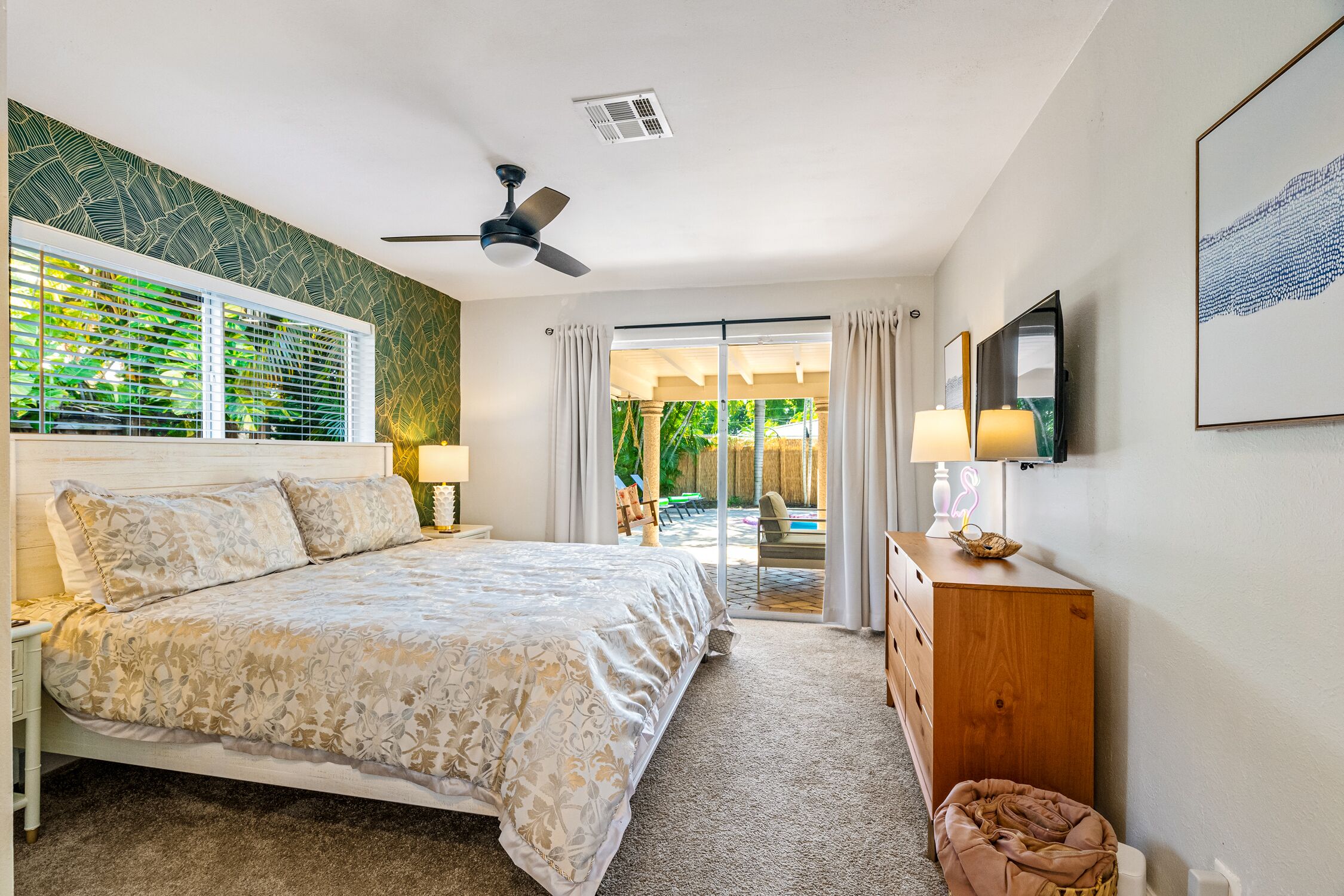 3 habitaciones, escritorio y tabla de planchar con plancha 