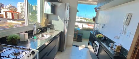Frigorífico, microondas, horno y placa de cocina