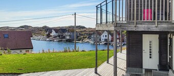 Mysigt hem i Bremnes med hus havsutsikt
