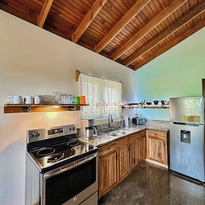 Ofen, Herdplatte, Mixer, Kochgeschirr/Geschirr/Besteck