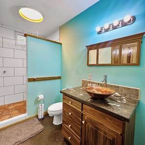 Shower, hair dryer, towels, soap - Odyssey Villa (Roatan)