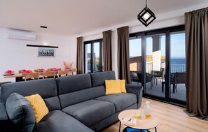 Fernseher, Kamin, Stereoanlage