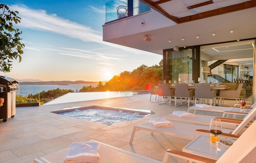 Awesome home in Hvar with sauna