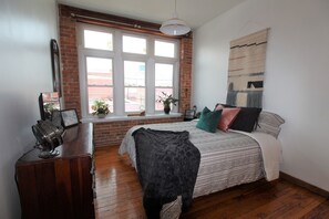 2 bedrooms, desk, free WiFi, bed sheets - Historic Condo in the Heart of Downtown Elizabeth City (Elizabeth City)