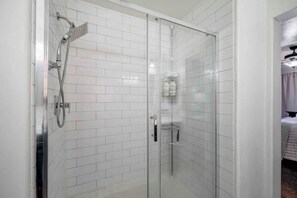Dusche, Haartrockner, Bidet, Handtücher
