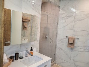 Appartamento | Bagno | Doccia, set di cortesia gratuito, asciugacapelli, asciugamani