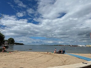 In Strandnähe, Liegestühle, Strandtücher