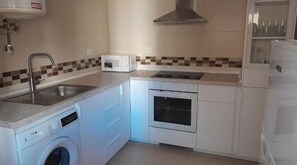 Køleskab, mikrobølgeovn, ovn, kogeplade