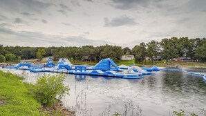 Parque acuático al aire libre con toboganes inflables y estructuras de juego.