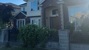 Exterior - A comfortable two-bedroom with even a king size bed , close to YVR Richmond (Richmond)