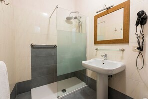 Dusche, Haartrockner, Bidet