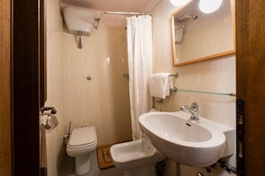 Douche, sĂšche-cheveux, bidet