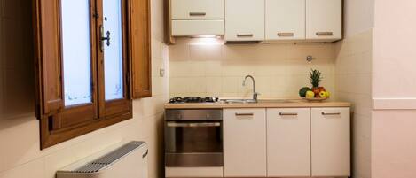 Een koelkast, een magnetron, een oven, een kookplaat