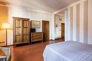 1 habitación, tabla de planchar con plancha y wifi 
