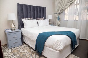 3 bedrooms, iron/ironing board, WiFi, bed sheets - Luxurious property that offers excellent services. Only 5mins away from the mall (Midrand)