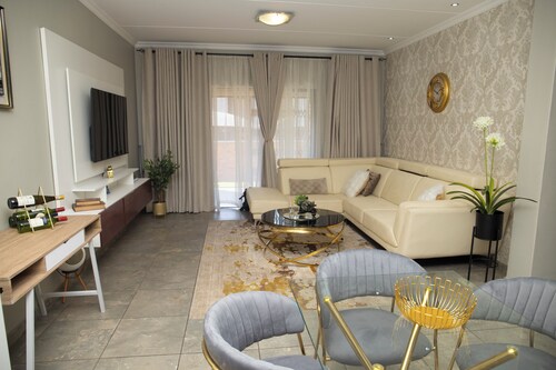 Luxurious property that offers excellent services. Only 5mins away from the mall