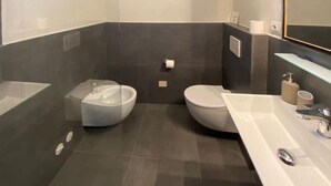 Une salle de bain moderne avec une baignoire, un lavabo et des toilettes.