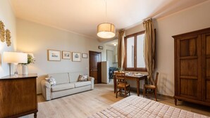 Une chambre à coucher avec un lit, un canapé, un bureau et une armoire.