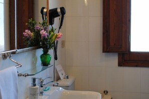 Dusche, Haartrockner, Bidet