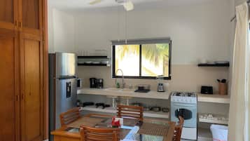 Micro-ondas, cooktop, talheres/pratos/utensílios de cozinha