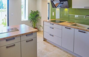 Kjøleskap, kokeplater, oppvaskmaskin og kaffetrakter/tekoker