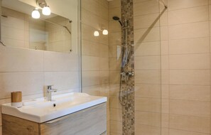 Shower - Awesome home in Violes (Violes)