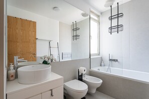 Baignoire, sèche-cheveux, serviettes fournies