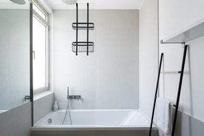 Bathtub, hair dryer, towels - GuestReady - Lux staycation in Boavista (Porto)